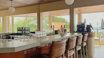 Melayani sarapan dan makan siang dengan sajian masakan lokal