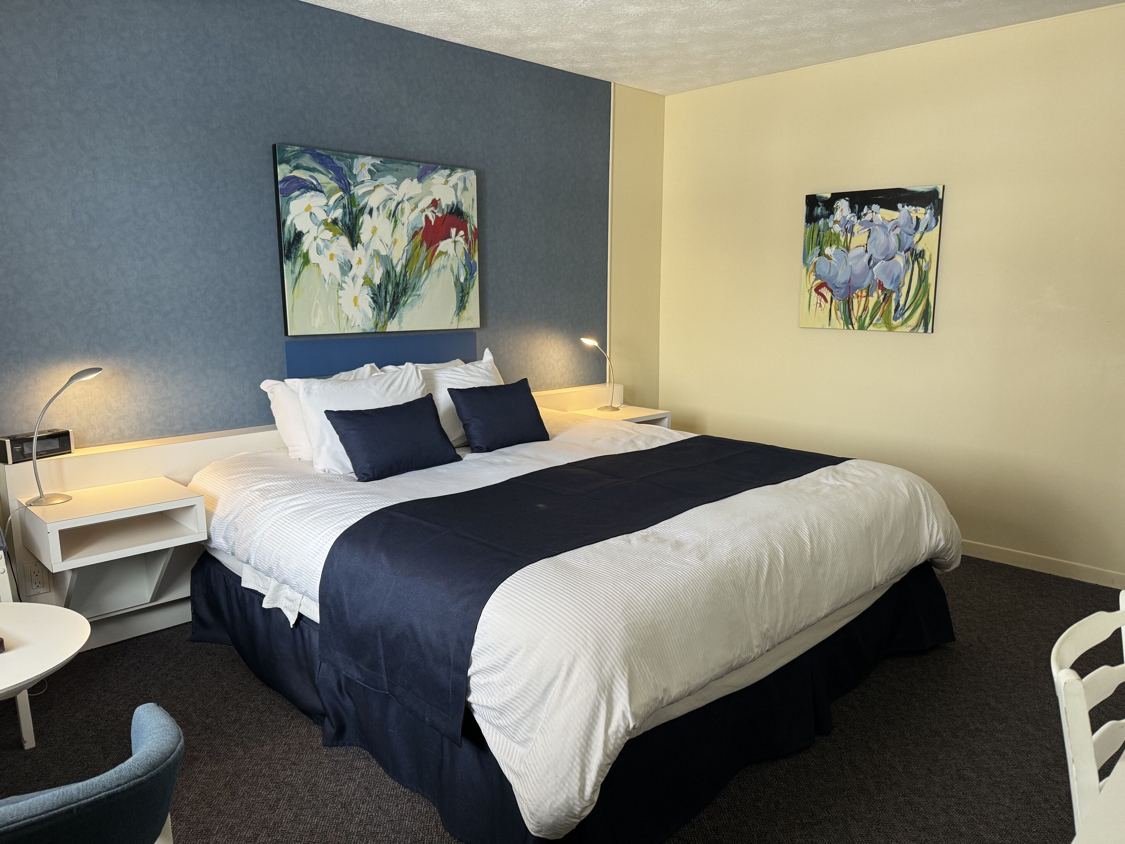 Room 1 King Bed Saguenay View | Select Comfort beds, desk, soundproofing, free WiFi