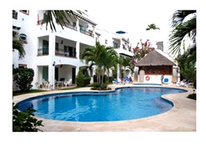 Outdoor pool - Gaviotas II Condo Hotel (Playa del Carmen)