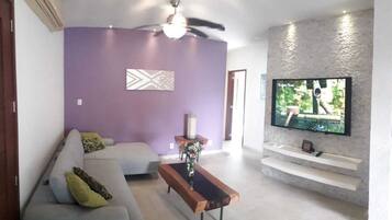 Familjelägenhet - 2 sovrum - utsikt mot poolen | 2 sovrum, värdeförvaringsskåp på rummet och mörkläggningsgardiner