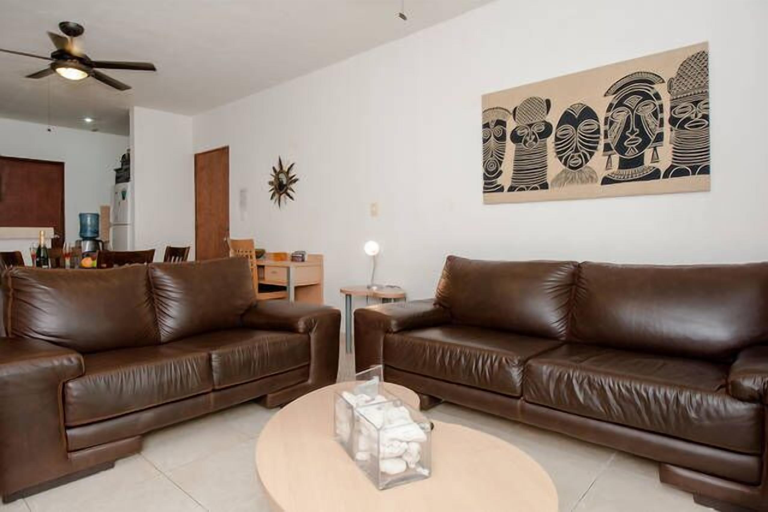 Familjelägenhet - 2 sovrum - utsikt mot poolen (111-Deposit will be required) | Vardagsrum | Platt-tv