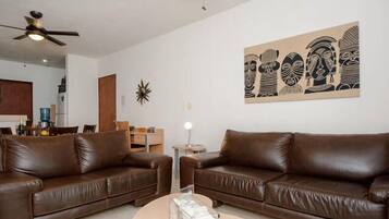 Familjelägenhet - 2 sovrum - utsikt mot poolen (111-Deposit will be required) | Vardagsrum | Platt-tv