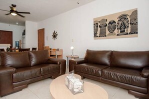 家庭公寓, 2 間臥室, 泳池景觀 (111-Deposit will be required) | 起居區 | 平面電視