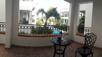 Familjelägenhet - 2 sovrum - utsikt mot poolen | 2 sovrum, värdeförvaringsskåp på rummet och mörkläggningsgardiner