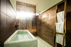 Shower, free toiletries, hair dryer, bathrobes - The Island Lodge (My Tho)