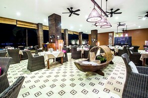 Phục vụ bữa sáng, bữa trưa, bữa tối, món Pháp 