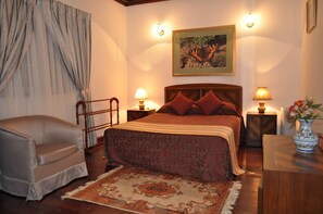 Dobbeltrom – deluxe, 1 dobbeltseng, anneks | Safe på rommet, skrivebord, strykejern/-brett og barnesenger (inkludert)