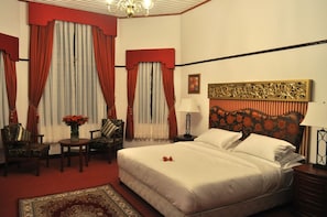 Quarto casal luxo, 1 cama King, acessível, vista para o jardim | 1 quarto, roupas de cama premium, cofres nos quartos, escrivaninha