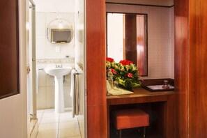 標準雙人房, 1 張特大雙人床 | 浴室 | 提供毛巾