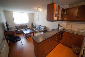 Traditioneel appartement, 2 slaapkamers, toegankelijk voor mindervaliden | Woonkamer | Een 32-inch plasmatelevisie met kabelzenders en een televisie