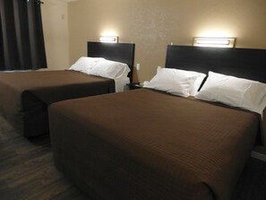 Dobbeltrom – standard, 2 queensize-senger | Skrivebord og sengetøy