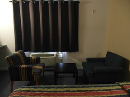 Escritorio y ropa de cama 