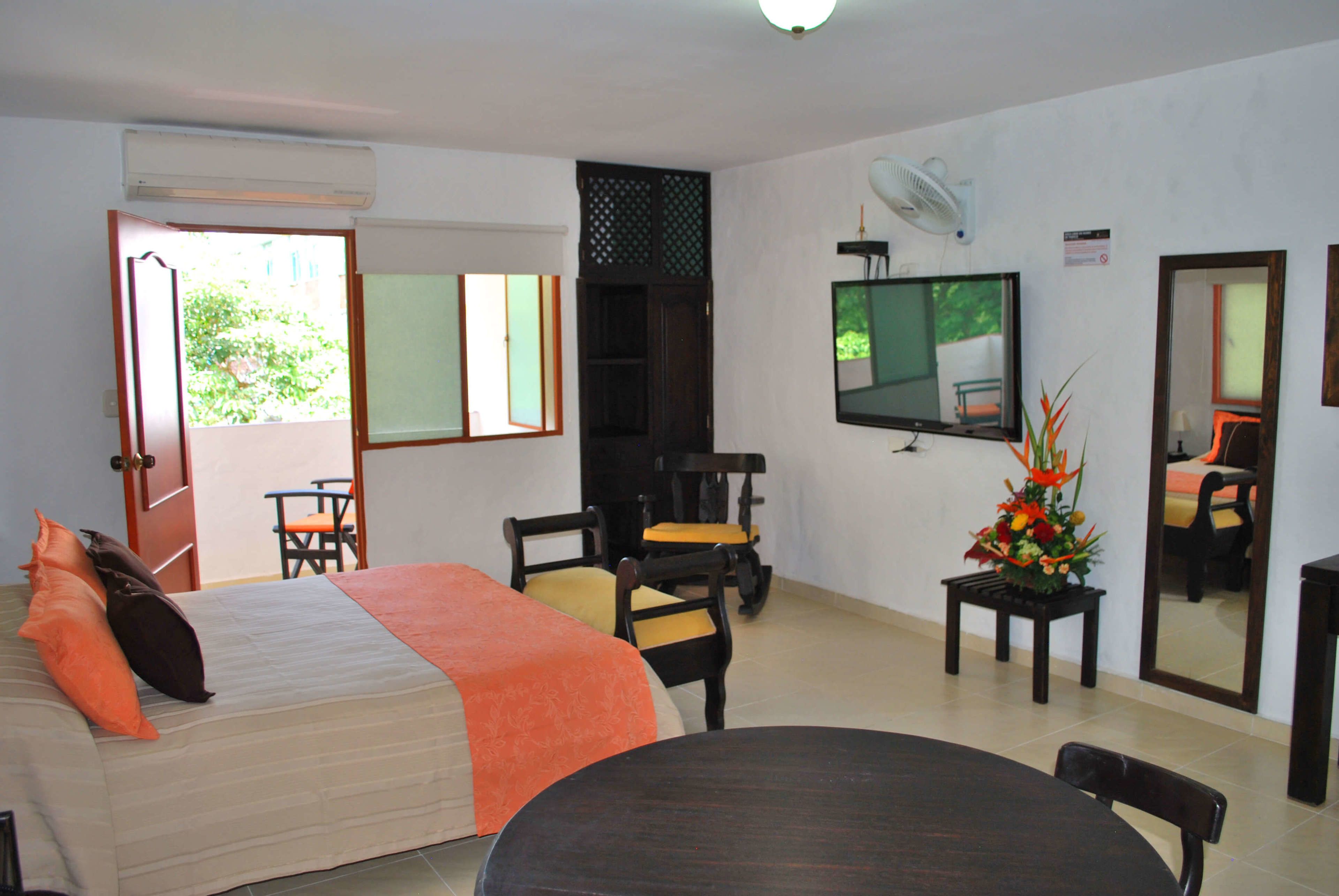 habitación clasica 2 pax | minibar, in-room safe, individually decorated, desk