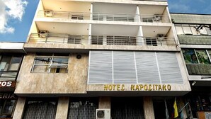 A hotel with a flat facade, multiple balconies, and a sign reading "HOTEL KAPOCIANO". - Hotel Napolitano (Villavicencio)