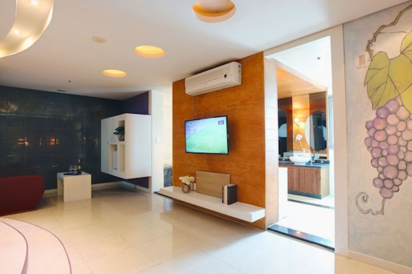 Suite (Double) | In-room safe, desk, soundproofing, free WiFi
