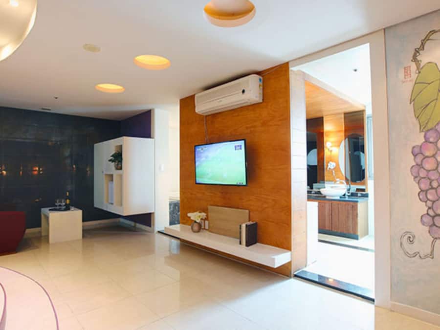 Suite (Double) | In-room safe, desk, soundproofing, free WiFi