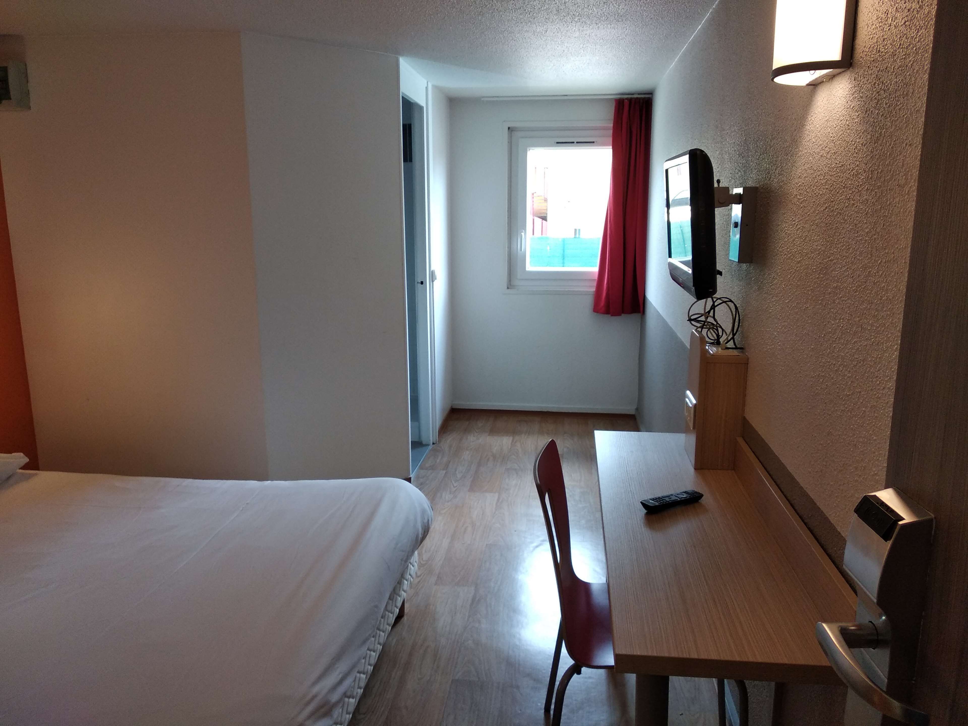 Habitación estándar, 1 cama doble | Escritorio, espacio para trabajar con un portátil, cortinas opacas