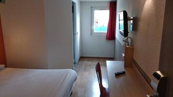 Habitación estándar, 1 cama doble | Escritorio, espacio para trabajar con un portátil, cortinas opacas