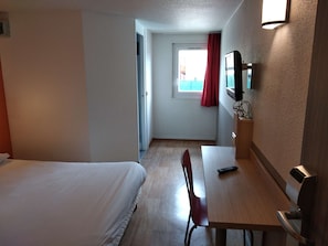 Habitación estándar, 1 cama doble | Escritorio, espacio para trabajar con un portátil, cortinas opacas