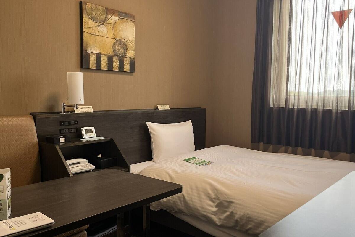 Desk, WiFi (free), bed sheets