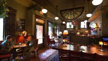 4 bars/lounges