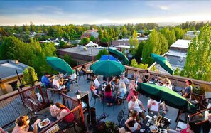 4 bars/lounges - McMenamins Hotel Oregon (McMinnville)