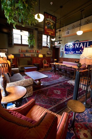 4 bars/lounges - McMenamins Hotel Oregon (McMinnville)