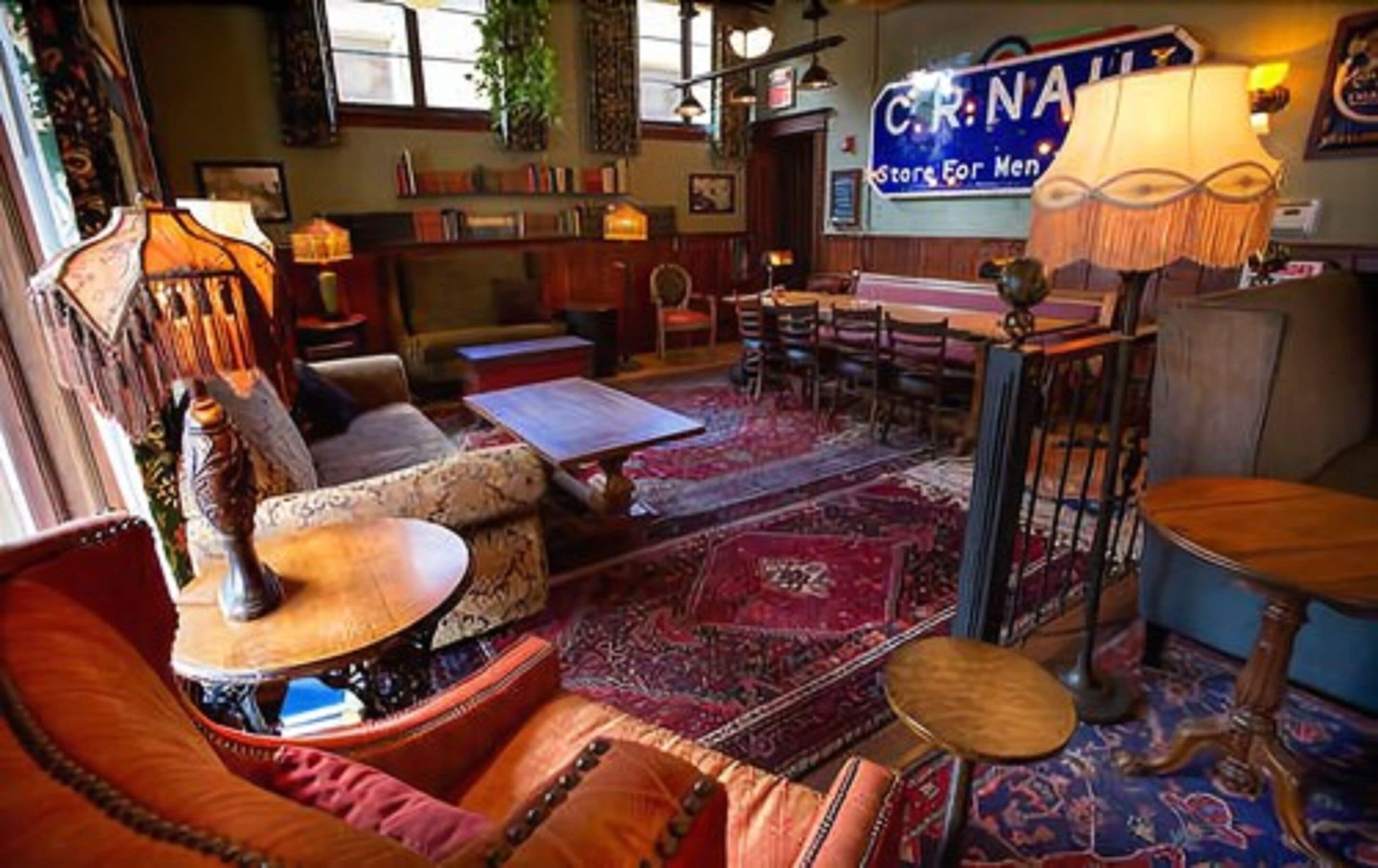 4 bars/lounges
