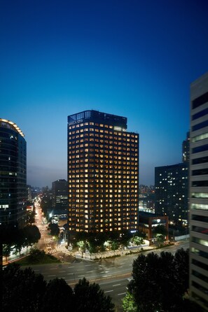 Bagian depan properti - sore/malam