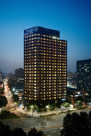 Front of property - evening/night - Shilla Stay Mapo Hongdae (Seoul)
