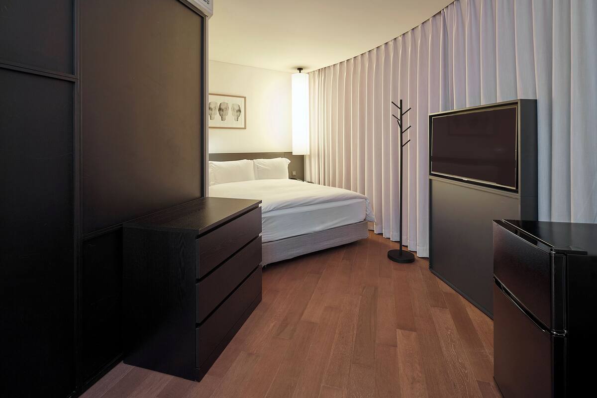 Business Deluxe Double Room | Untuvapeitot, tallelokero huoneessa, työpöytä, pimennysverhot