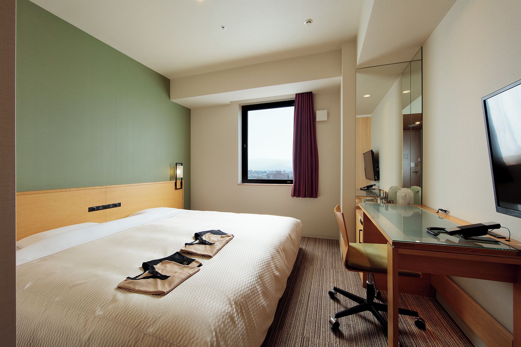 Premium bedding, desk, blackout drapes, soundproofing