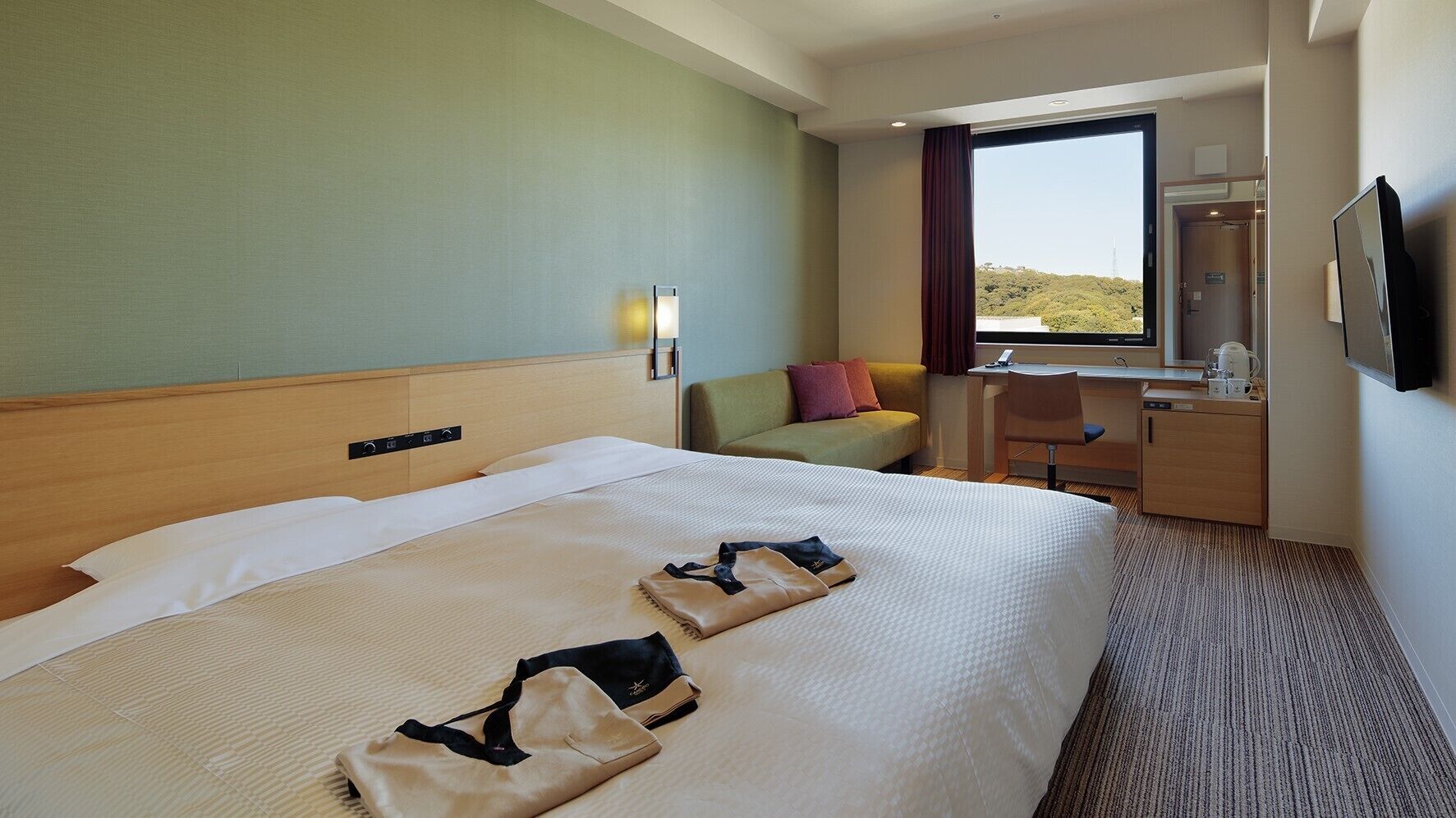 Luxe beddengoed, verduisterende gordijnen, geluiddichte muren