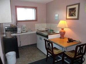 Fridge, microwave, coffee/tea maker, cookware/dishes/utensils - Silver Birch Motel (Central Huron)