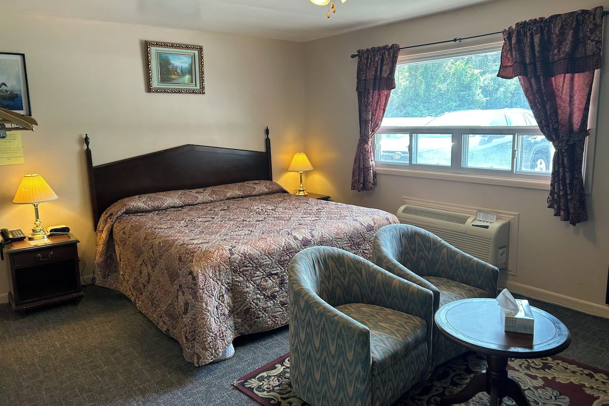 Room, 1 King Bed | Free WiFi, bed sheets