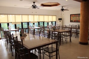 Sarapan, makan tengah hari, makan malam dihidangkan; masakan tempatan 