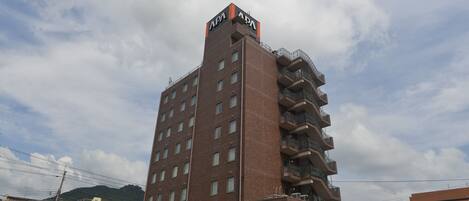 Un edificio de varios pisos con un cartel llamativo en la parte superior.