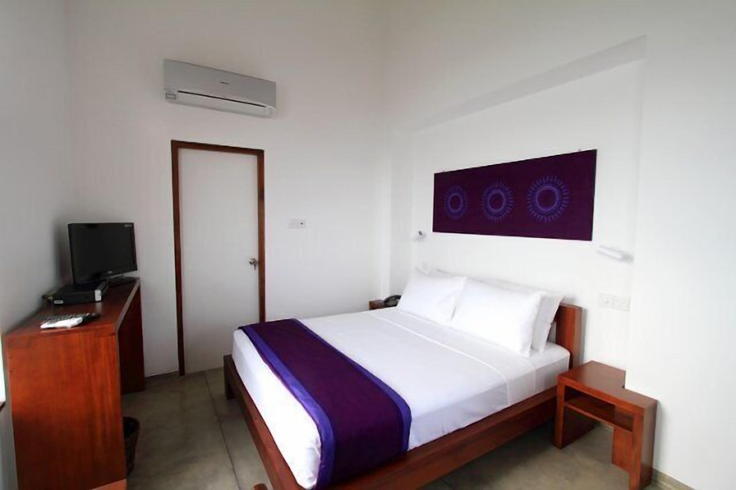 deluxe double or twin room | in-room safe, desk, iron/ironing board, rollaway beds