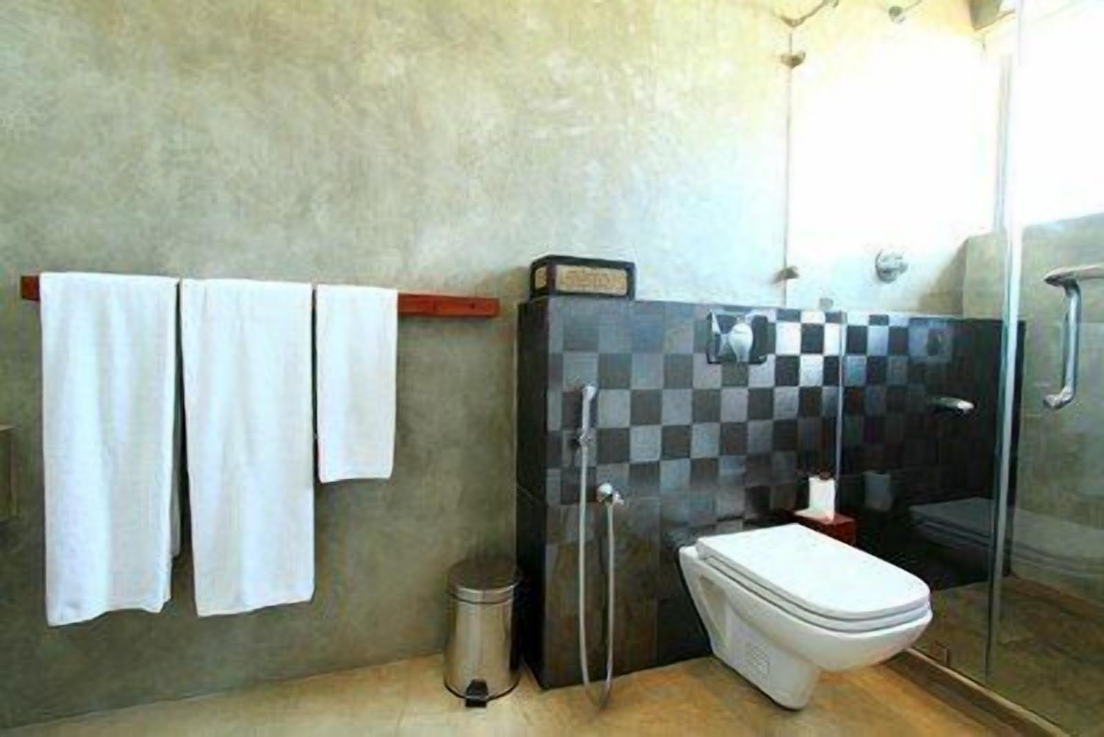 deluxe double or twin room, 1 double or 2 single beds | bathroom amenities | shower, free toiletries, hair dryer, towels