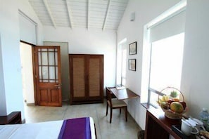 Caja de seguridad en la habitación y escritorio 