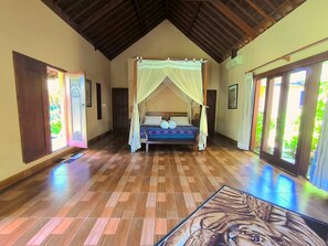 A room with a bed under a canopy, wooden flooring, and large windows. - Villa Plawa Asri (Seminyak)