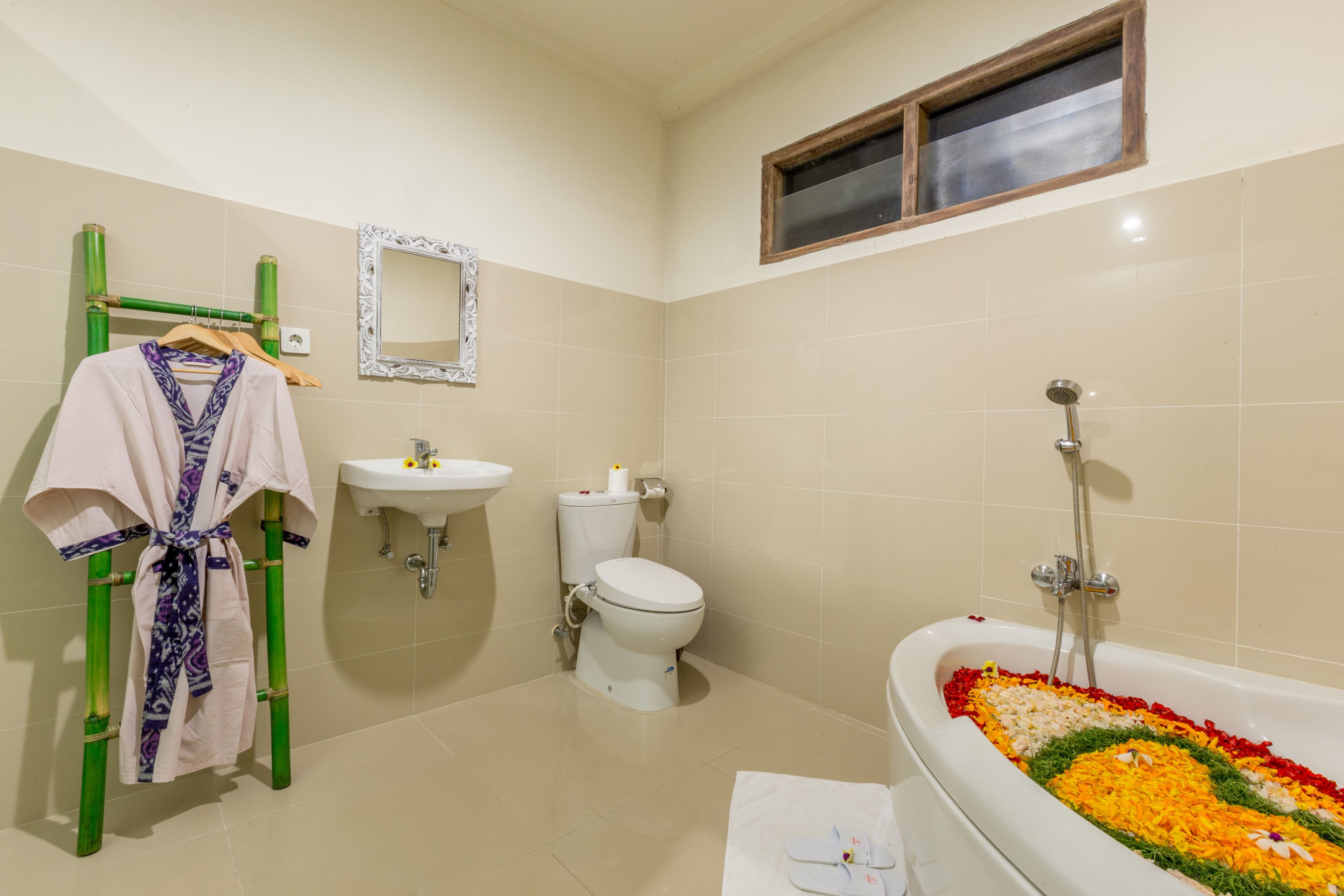 Un baño con inodoro, lavamanos y bañera.