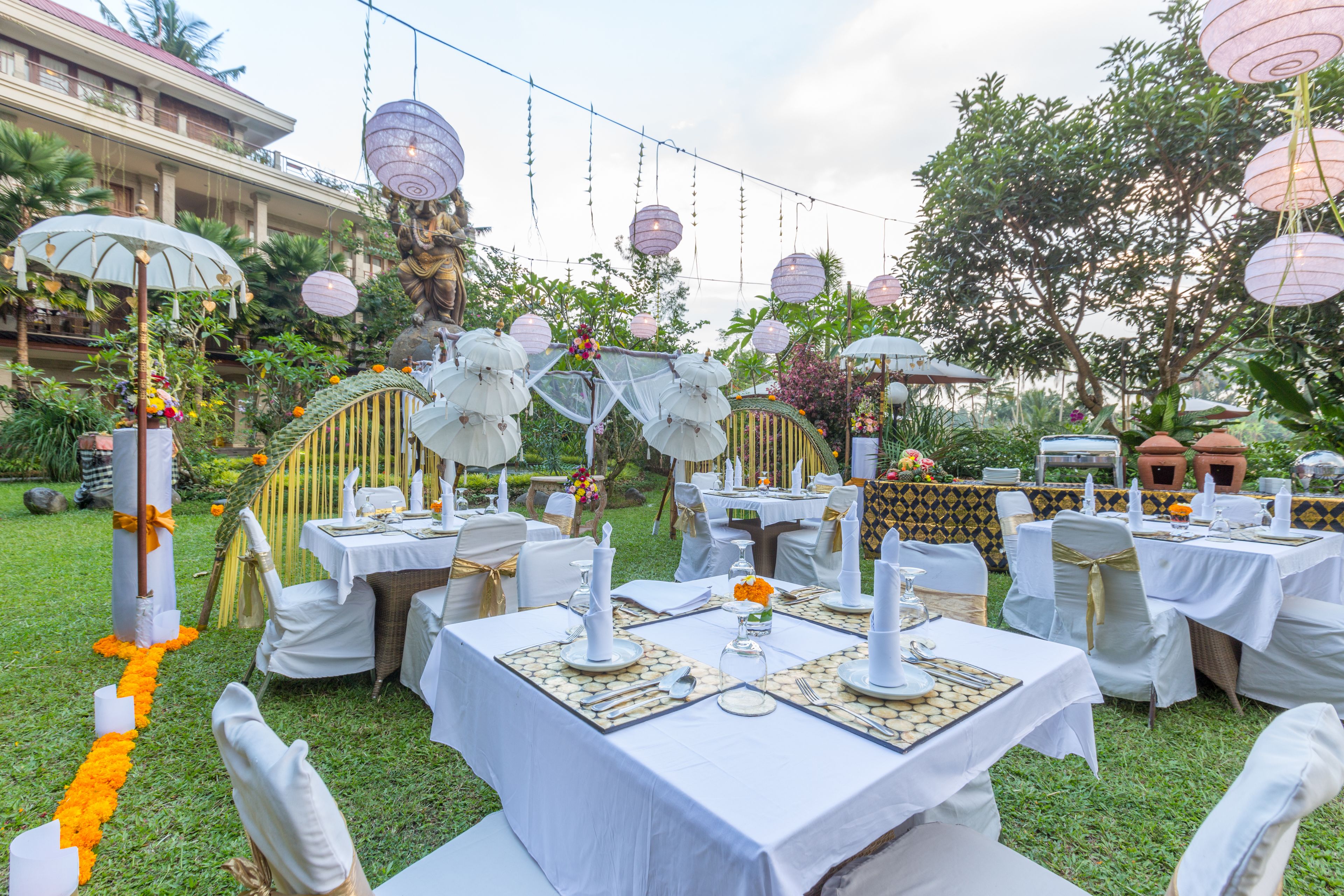 breakfast, lunch, dinner served; international cuisine