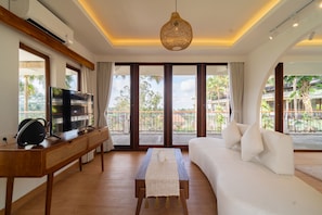 Penthouse, 1 queensize bed, uitzicht op resort | Woonruimte | Een 42-inch lcd-televisie met kabelzenders en een televisie