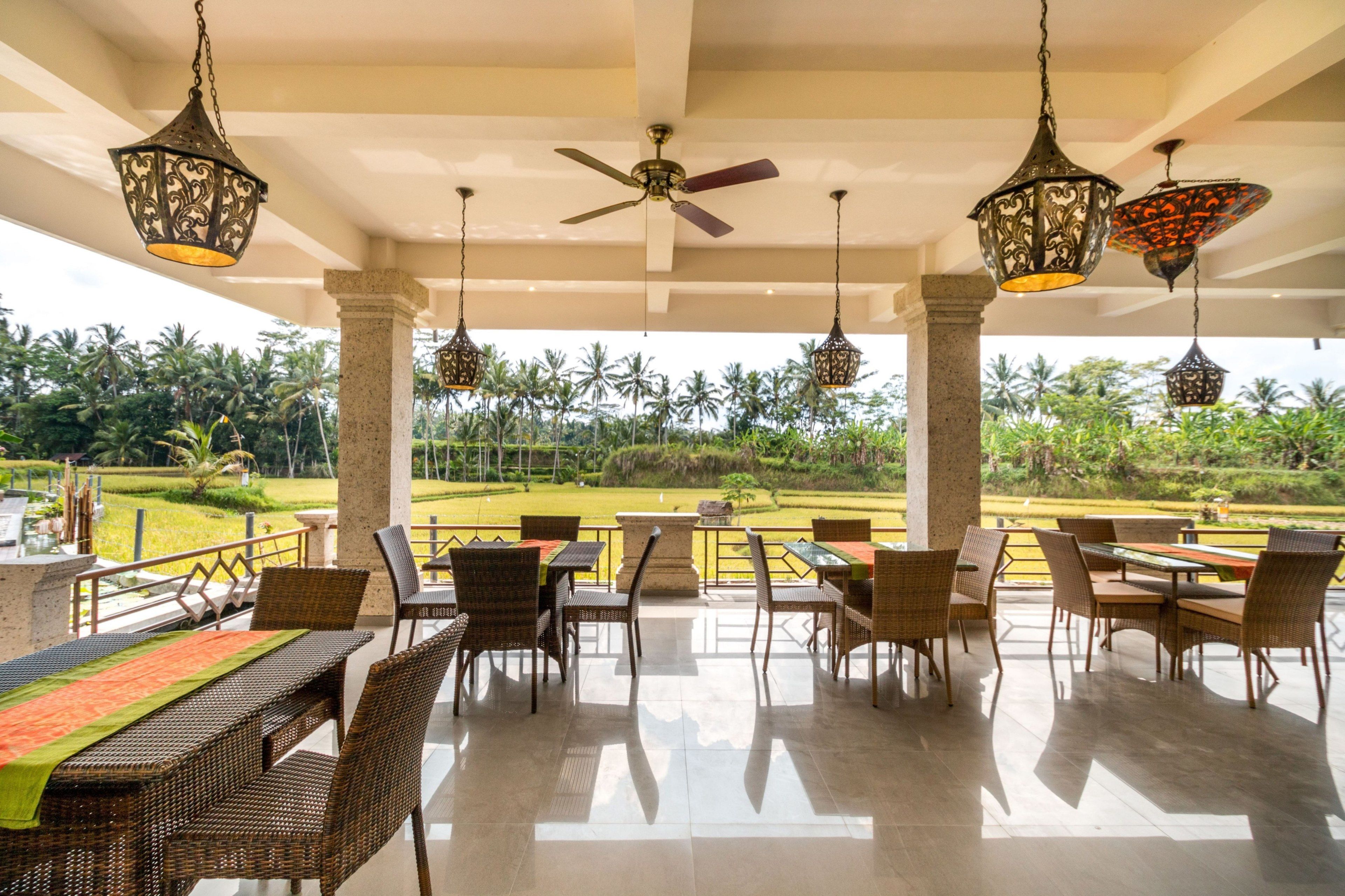 breakfast, lunch, dinner served; international cuisine