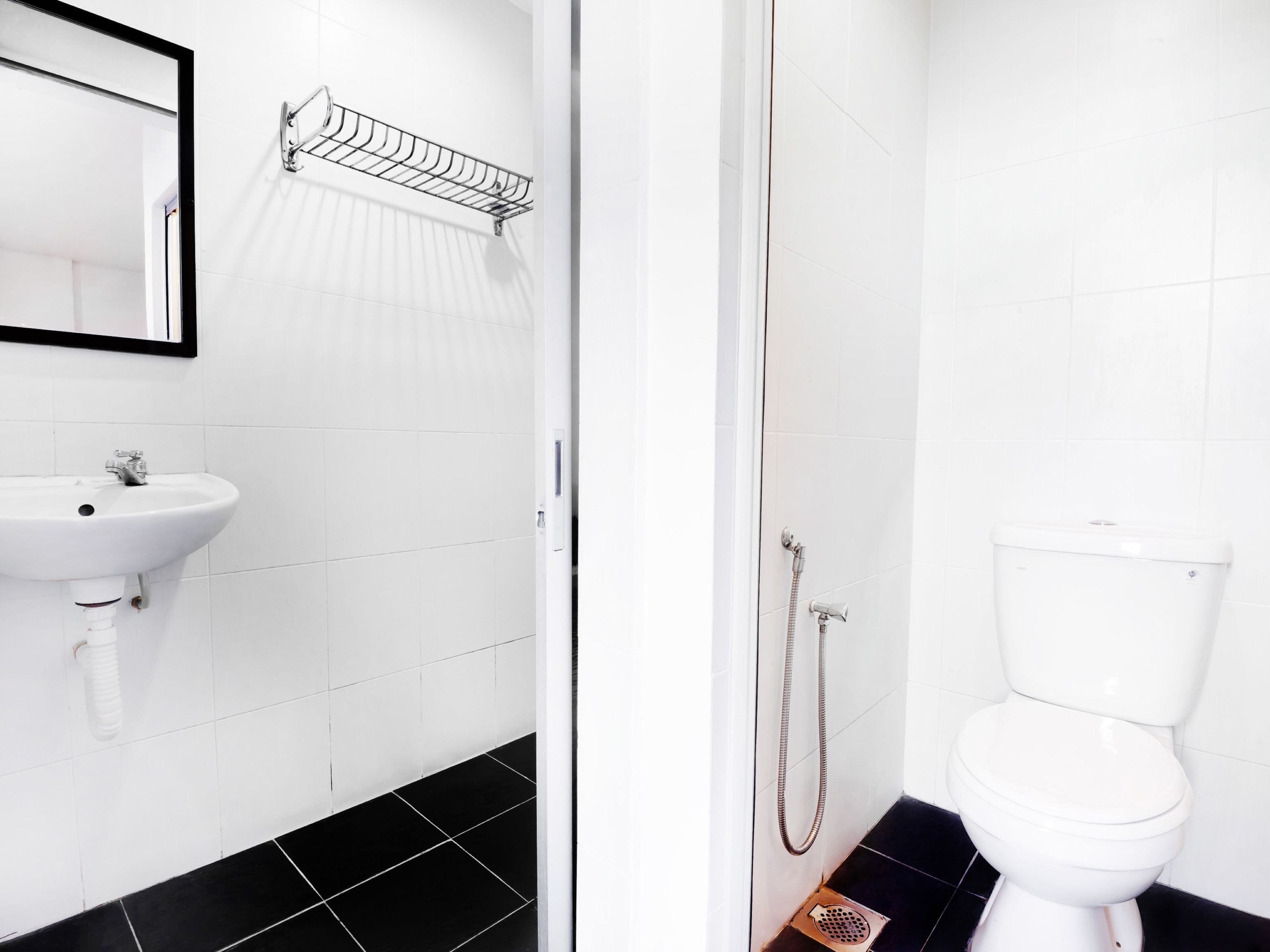 Ein Badezimmer mit Waschbecken, Toilette und Duschbereich.