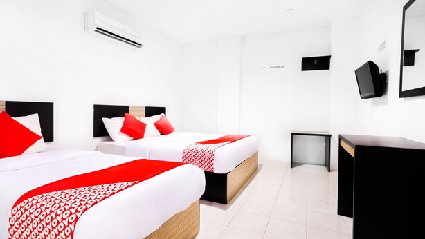 A hotel room with two beds, a desk, and a TV. - Hotel Bao Shu (Malacca City)