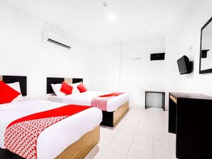 A hotel room with two beds, a desk, and a TV. - Hotel Bao Shu (Malacca City)