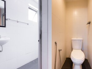 Een douche, een bidet, handdoeken