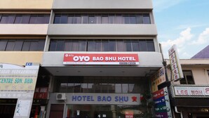 A hotel named OYO BAO SHU HOTEL with a sign advertising the OYO app. - Hotel Bao Shu (Malacca City)